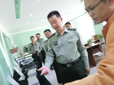長(cháng)沙警備區政治部主任曹清軍一行視察公司