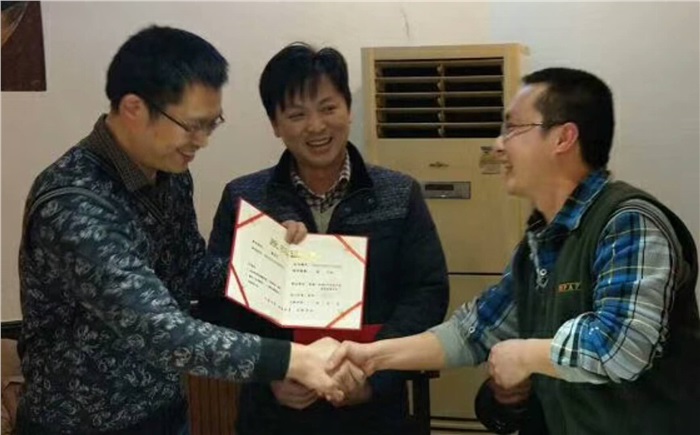年度總結暨表彰會(huì )，員工喜領(lǐng)股權證書(shū)、榮譽(yù)證書(shū)和獎金